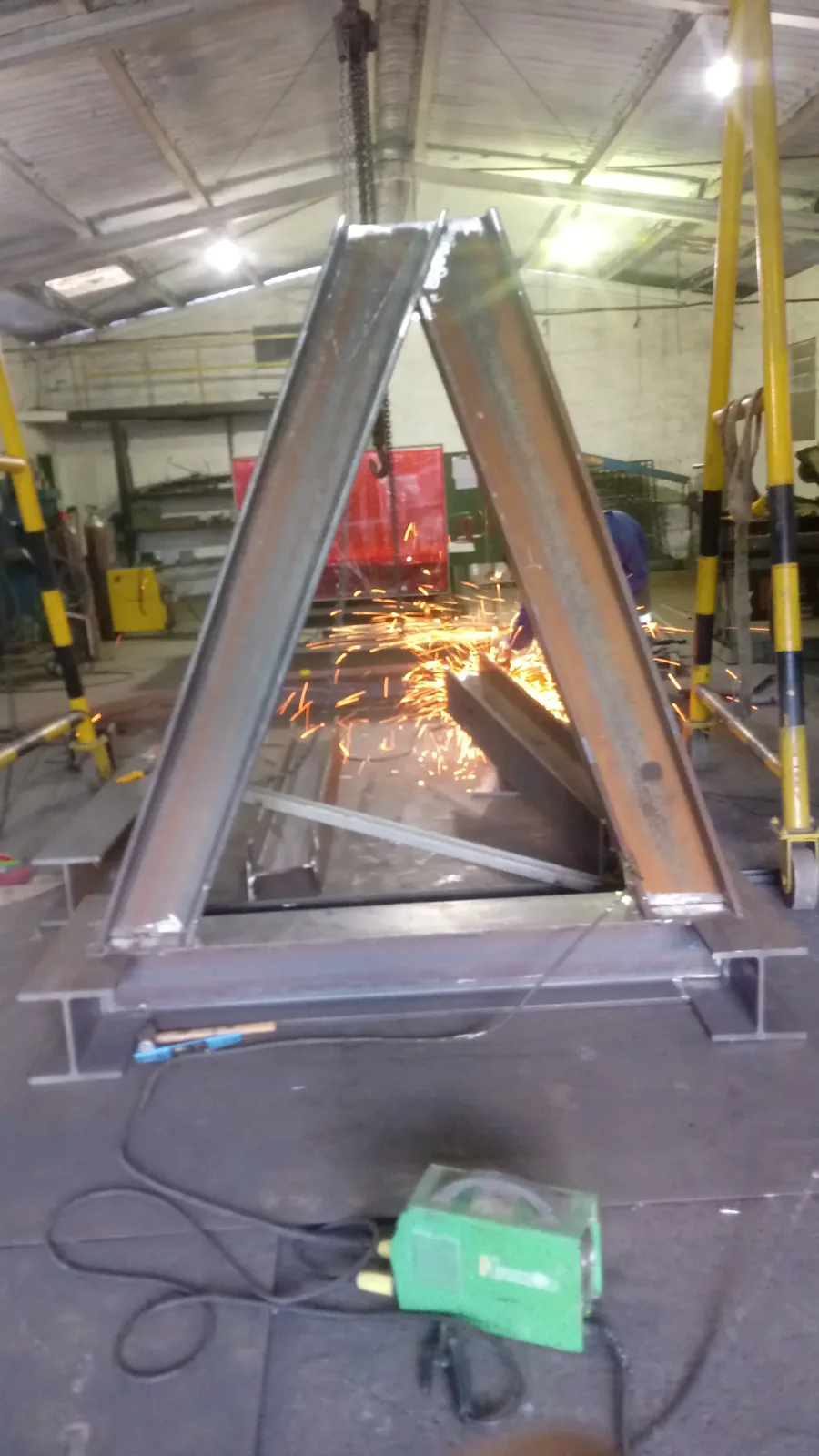 Cavalete industrial para equipamento portuário